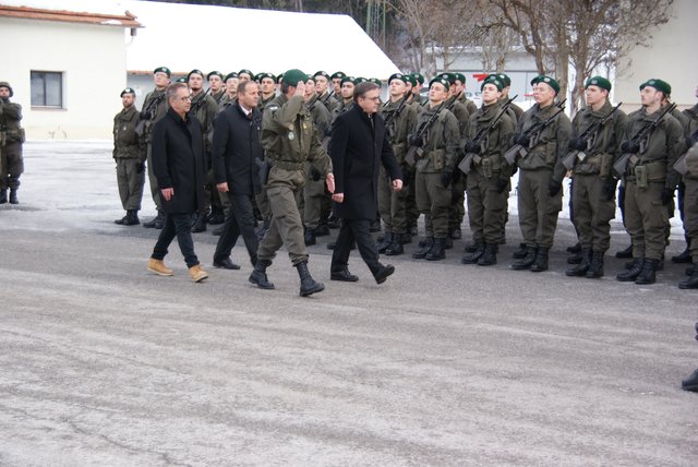 Abschreiten der Front durch Oberst Gerhard Pfeifer, LH Günther Platter (v.l), Bürgermeister Dr. Wolgang Jörg und LHStv Josef Geisler (h.l.).
