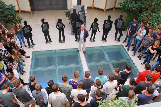Die Ausstellung "7 Schicksale – 7 Schatten" zum Thema junge Verkehrsopfer in der Tourismusschule Klessheim.