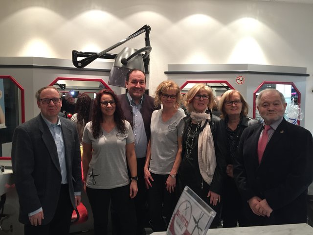 GGR Bernhard Rainer, Dagmar Schicha, BGM Mag. Andreas Arbesser, Friseurin Martina,
Melitta Frech, Silvia Fürhauser (WK), Komm Rat Siegfried Kruder;