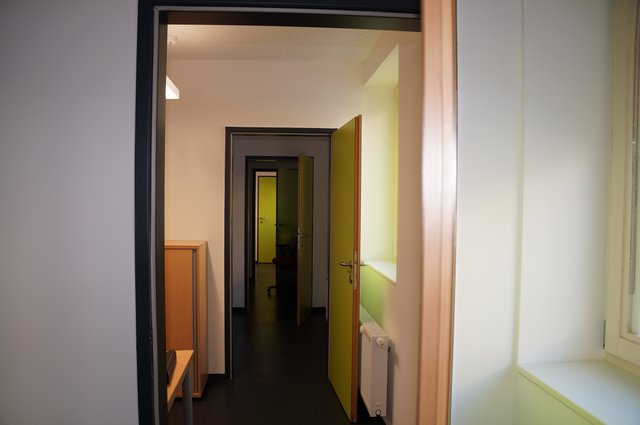 Die sogenannten Fluchttüren ermöglichen es den Mitarbeitern zwischen den Büros zu wechseln, ohne den Korridor zu benützen. | Foto: ama