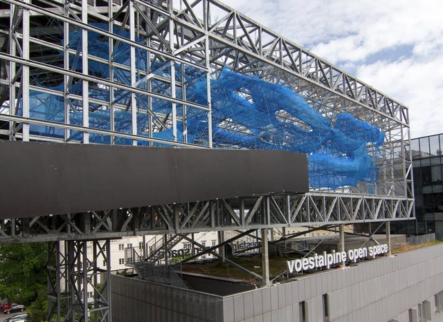 Auf dem Voest Alpine Open Space platziert die Wiener Künstlergruppe Numen/For Use ihr blaues, begehbares Netz als Beitrag zum Sinnesrausch 2019. | Foto: Numen/For Use
