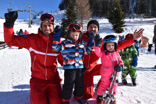 Sie freuen sich. Die Skilehrer auf der Gerlitzen mit ihren Schützlingen.