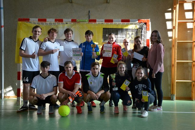 Die beiden Siegerteams des Hallenfußballturniers der Praxis-HAK Völkermarkt. | Foto: KK