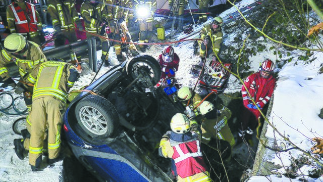Die Freiwilligen der Feuerwehr rücken nicht nur bei Bränden, sondern auch bei Verkehrsunfällen aus. Bild: Bergungsarbeiten nach einem Unfall auf der Bödelestraße. | Foto: Maurice Shourot