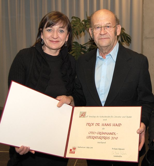 Hans Haid war der erste Preisträger des Otto-Grünmandl-Preises. Hier im Bild mit LRin Beate Palfrader bei der Preisverleihung 2010.