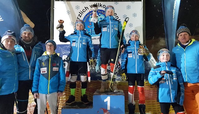 Podest U-12 beim Kids-Cup-Slalom: Matthias Schoberleitner (4.v.r.) und Christoph Auer (4.v.l.)