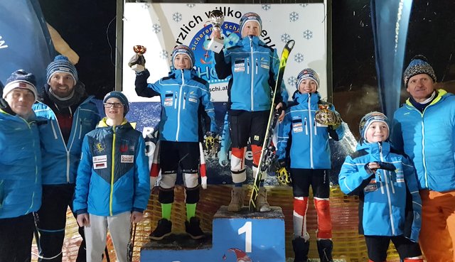 Podest U-12 beim Kids-Cup-Slalom: Matthias Schoberleitner (4.v.r.) und Christoph Auer (4.v.l.) | Foto: Brandt