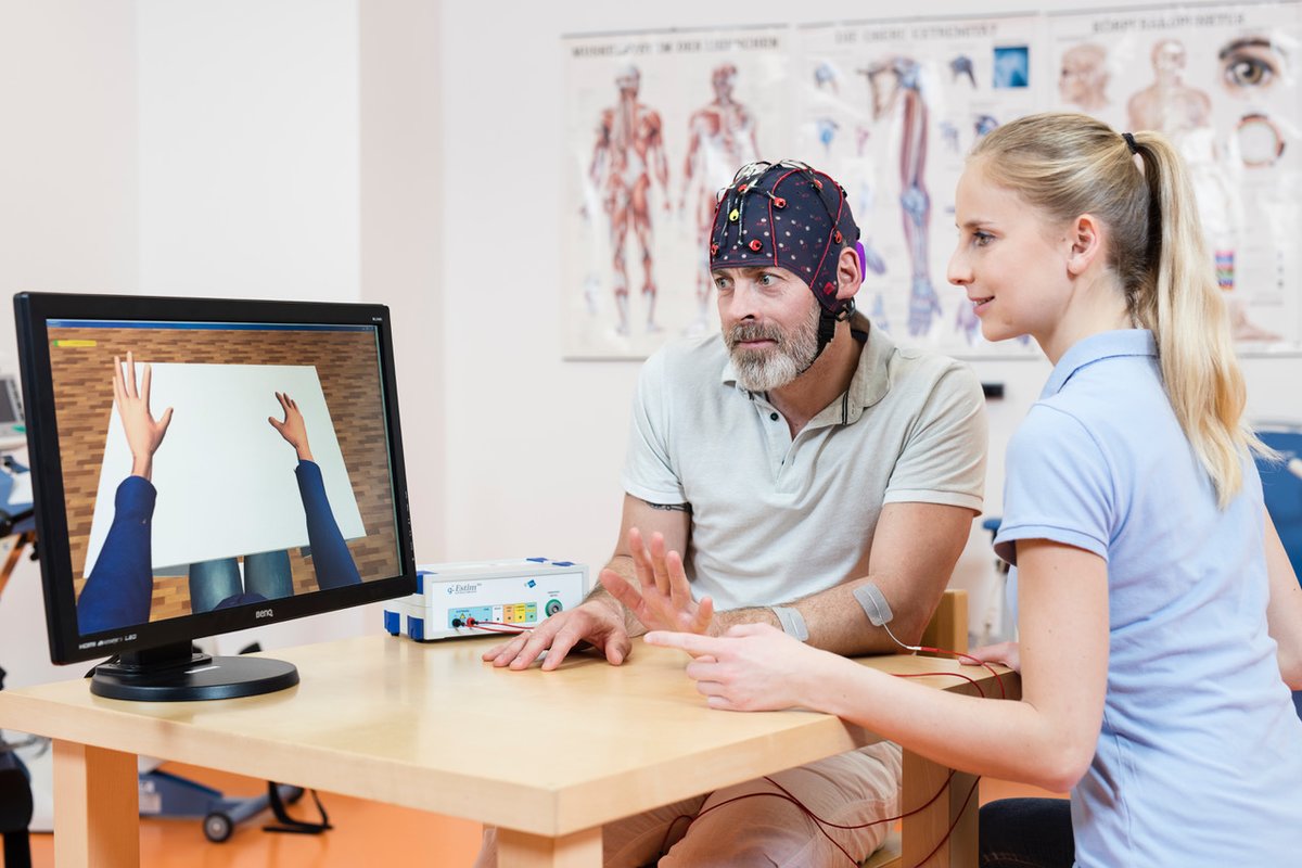 RecoveriX kombiniert Bewegungsvorstellung, Virtual Reality und Muskelstimulation, um Schlaganfallpatienten dabei zu helfen, Bewegungen wieder selbstständig auszuführen.