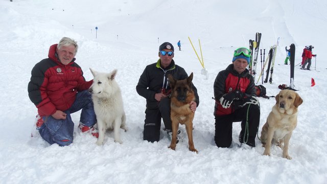Die Bergrettung St Anton mit ihrer Hundestaffel. | Foto: Skisafari Team