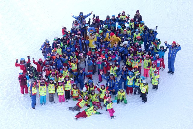 100 einheimische Kids und die über 40 Helfer erleben wiederum eine perfekt organisierte Arlberger Skisafari. | Foto: Skisafari Team