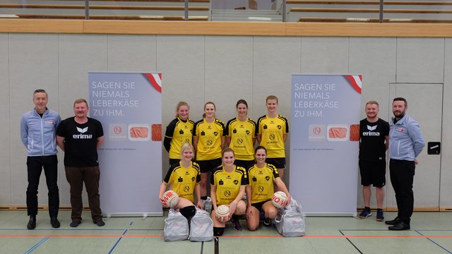 Die Damenmannschaft aus Ulrichsberg freut sich über Dressen der Firma Neuburger. | Foto: Foto: Faustballunion Ulrichsberg