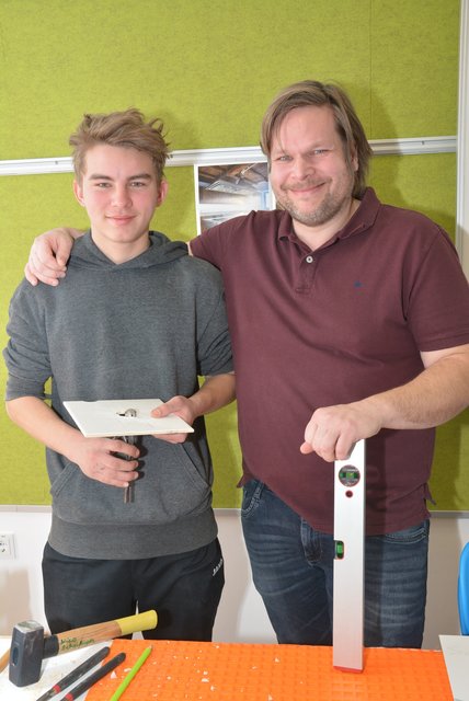 &lt;f&gt;PTS-Absolvent&lt;/f&gt; Rudolf Freigassner (re.) mit Lehrling Nico.