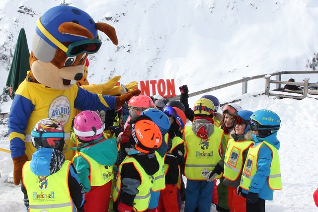 Spaß mit Hoppl dem Maskottchen der Skischule Arlberg. | Foto: Skisafari Team