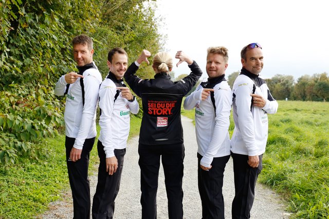 Das Team der Charity Triple Tour 2018/19 (von links): Ultraläufer Thomas Schererbauer, Andreas Osterkorn (BezirksRundschau Schärding), Magdalena Bauer (Brauerei Baumgartner), Gerald Bischof (Verein "Engal gibt's wiakle") und Ultraläufer Günter Dieplinger. | Foto: Schwendinger