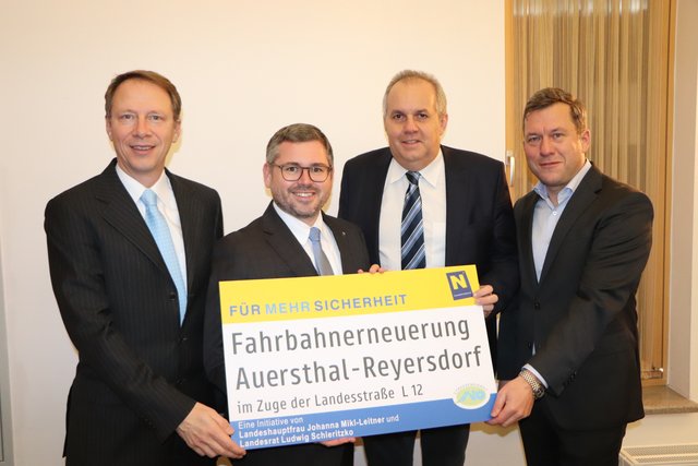 Im Juni startet der zweite Teil der Sanierung: Stefan Wagenhofer (Gas Connect Austria), LR Ludwig Schleritzko, Bgm. Erich Hofer (Marktgemeinde Auersthal), Johann Lechner (OMV) | Foto: Krumböck/Land NÖ