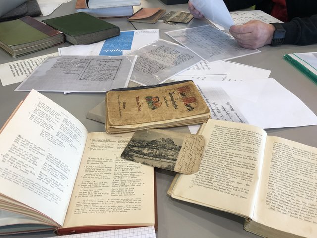 Alte Bücher und Postkarten wurden in Lehen entziffert.