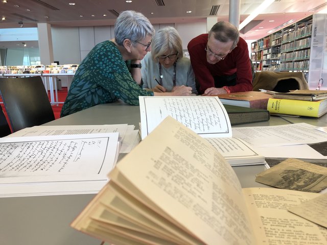 Die Besucher in der Stadtbibliothek entzifferten mitgebrachte Sachen, wie auch aus Büchern. Hilfe gab es von Experten, die Kurrent lesen konnten. 