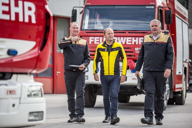 DI Alfons Gruber – im Bild rechts mit LFK Ing. Peter Hölzl (li.) und LHStv. Josef Geisler wurde bis 2023 wiederbestellt. | Foto: Land Tirol/Berger