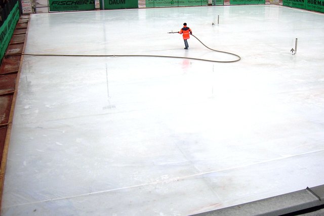 Vorbereitungsarbeiten am Tennisplatz. | Foto: Stadtamt