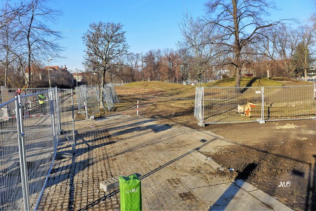 Grazer Augarten, die Hängebrücke über die beiden Hügel wurde abmontiert.