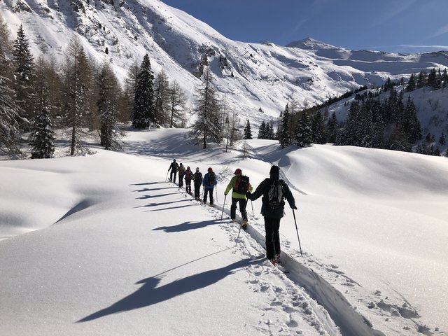 Skitourengehen hat sowieso etwas Besinnliches. Bei den Skitourenwochen des Bildungshauses St. Michael wird diesem Aspekt aber zusätzliche Aufmerksamkeit zuteil. Noch bis Ende Februar touren die Teilnehmer durch das Skitoureneldorado Wipptal. | Foto: Kainz