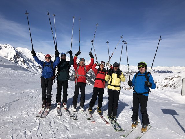 Glück und Freude am Grubenjoch im hintersten Obernbergtal. Nach rund dreistündigem Aufstieg folgt langsam wieder die Abfahrt. | Foto: Kainz