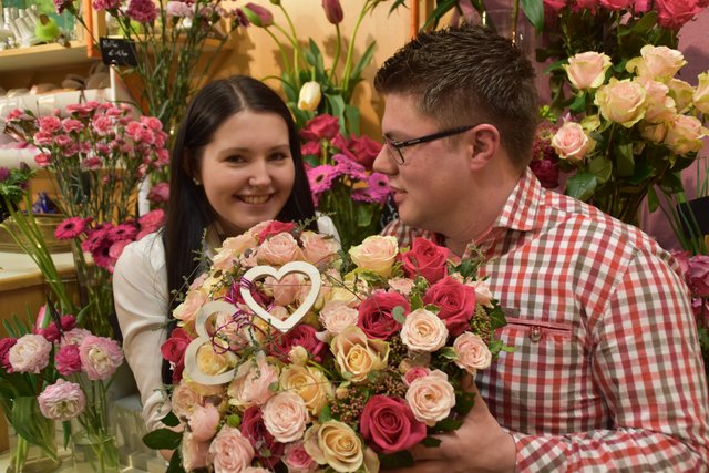 Rosen, noch dazu in Herzform, kommen bestimmt gut an. Bianca und Josef genießen ihr junges Glück in vollen Zügen