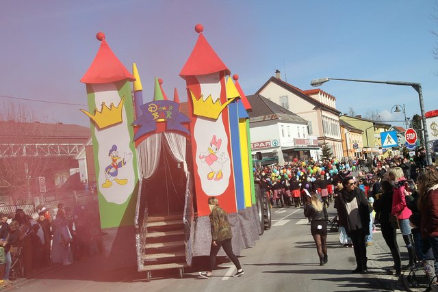 Vor zwei Jahren verzauberte Disney das Ortszentrum von Pölfing-Brunn. | Foto: Josef Fürbass