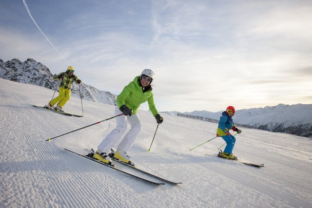 Mit vereinten Mitteln von Bergbahnen, Tourismusverbänden sowie der IDM Südtirol wurde diesen Winter eine gebündelte Marketingkampagne zur Bewerbung der Zwei Länder Skiarena gestartet. | Foto: TVB Tiroler Oberland - martinlugger.com