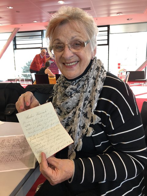 Ottilie Kampichler mit dem Brief ihrer Uroma an "Heinrich". Die Anrede wurde oftmals in Latein geschrieben. 
