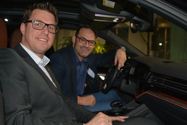 Bgm. Christian Härting und WK-Präs. Christoph Walser im neuen VW Touareg, er gab sich am Abend der Telfer Wirtschaft sehr locker und mit Humor: "Auf die Frage, was unterscheidet mich von Jürgen Bodenseer, da muss ich immer sagen: G'wand, Alter und die Autos!"