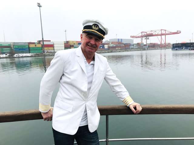 Der Unternehmer Christian Swoboda besitzt auch das Kapitänspatent für die Donau. | Foto: Holzleitner