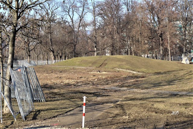 Der kleine Hügel, auf dem die Kinder im Winter mit dem Schlitten gefahren sind, fällt den Bauarbeiten zum Opfer