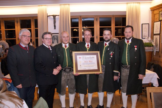 Helmut Reheis wurde die Ehrenmitgliedschaft verliehen: Bgm. Siggi Geiger, Präsident Günther Platter, Kpm. Rudi Pascher, Obmann Stephan Wohlfarter und Markus Matt (v.l.) gratulierten.