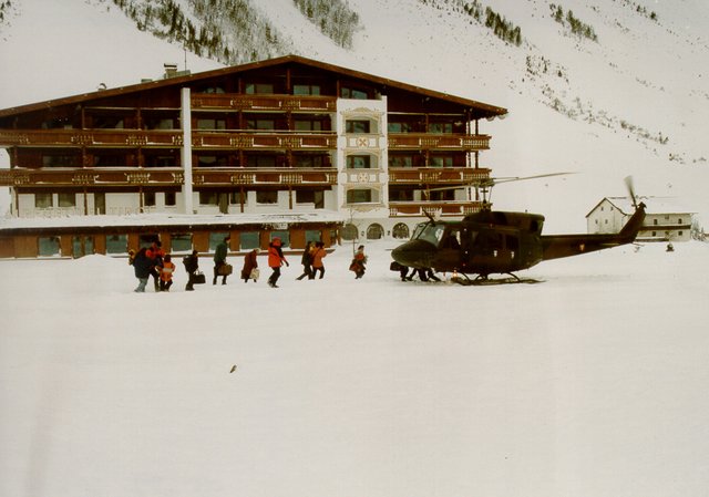 Evakuierung von Urlaubern aus Galtür 1999 | Foto: © Bundesheer 
