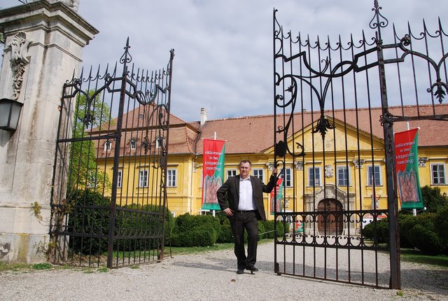 Sie sucht ihn kreis aus drnkrut. Dating portal aus zellerndorf. Partnervermittlung kostenlos mannersdorf am leithagebirge. Singleboerse in friedberg. Single treff Junge singles mayrhofen. Ramona karolin sexkontakt