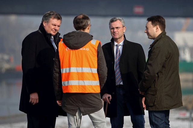 V.l.: Landesrat für Infrastruktur Günther Steinkellner, BM Norbert Hofer und LH-Stv. Manfred Haimbuchner bekommen von ASFINAG Projektleiter Martin Pöcheim einen Überblick über den Baufortschritt.  | Foto: Land OÖ/Daniel Kauder