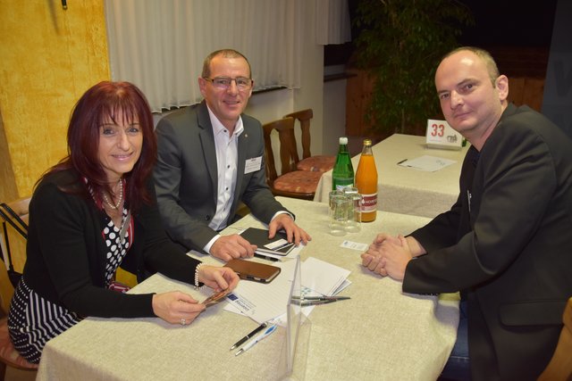 Timea und Walter Toniolli aus Neudauberg trafen auf EDV-Experten Michael Weber (rechts) aus Burgauberg.