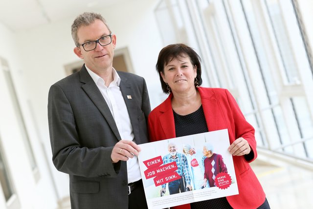 Martin König, SoNE-Geschäftsführer und Soziallandesrätin Birgit Gerstorfer.  | Foto: Land OÖ/Stinglmayr