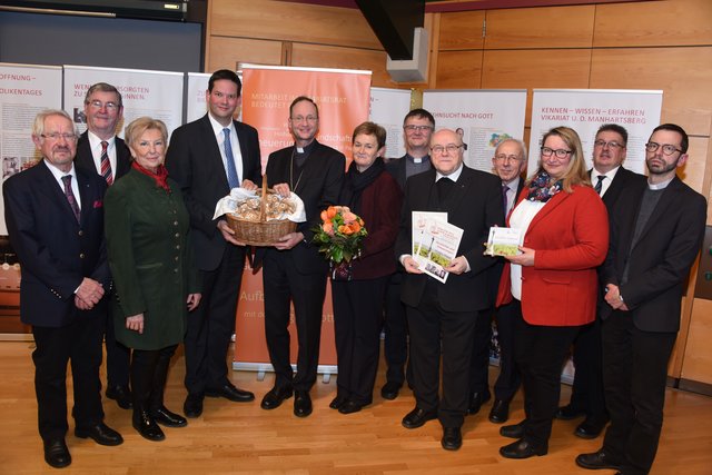 Karl Litschauer, Gerhard Schütt, Vereinsobfrau Cäcilia Kaltenböck, EU-Abgeordneter Lukas Mandl, Weihbischof Stephan Turnovszky, stellvertretende Vorsitzende Helga Zawrel, Vikariatssekretär Kurt Dörfler, Prälat Matthias Roch, KA-Obmann Johann Schachenhuber, Vikariatsrätin Christine Edlinger, Direktor Franz Knittelfelder und Pastoralamtsleiter Markus Beranek. | Foto: Werner Kraus