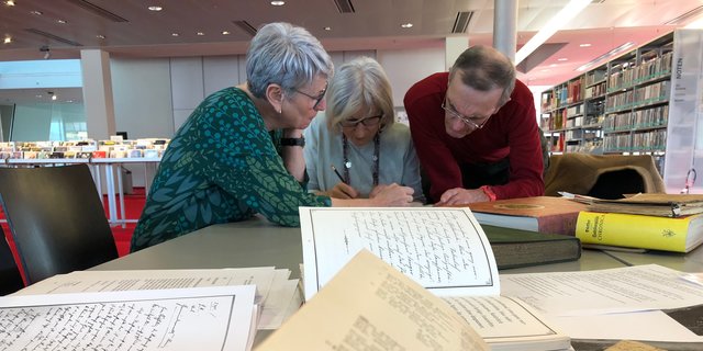 Die Besucher in der Stadtbibliothek entzifferten mitgebrachte Sachen, wie auch aus Büchern. Hilfe gab es von Experten, die Kurrent lesen konnten. 