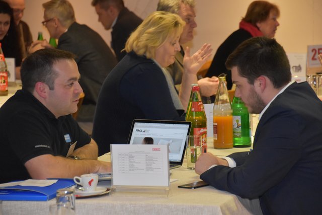 Bezirksblatt-Werbeberater Robin Pelzmann (links) brachte seinen Gesprächspartnern die Vorzüge des Bezirksblatts und von meinbezirk.at nahe.