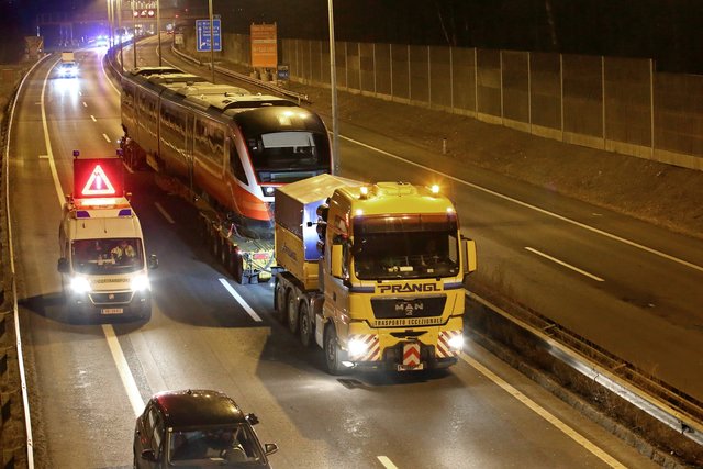 Die neue Desiro-Garnitur wird per Spezialtransport zum Mühlkreisbahnhof gebracht. | Foto: Land OÖ/Daniel Kauder