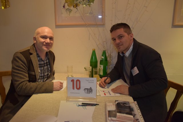 Der Olbendorfer Techniker Christian Halper (links) lernte den ungarischen Automatisierungs-Experten Balazs Bozzay kennen.