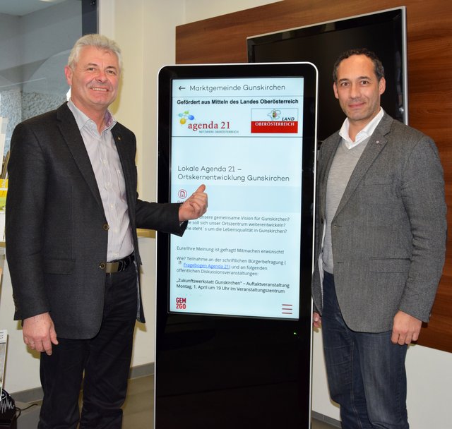 Bgm. Josef Sturmair und Amtsleiter Erwin Stürzlinger präsentieren den neuen Gem2Go Kiosk. | Foto: Gem. Gunskirchen