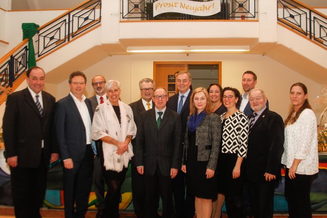 BGM Mag.Andreas Arbesser, Gemeindeamtsdirektor Dr. Helmut Haider, VBGM Josef Waygand, Silvia Dick, WK-Bezirksobmann Komm. Rat Peter Hopfeld, GGR Bernhard Rainer,
WK-NÖ Vizepräsident Dr. Christian Moser, Abg. z. NR Eva-Maria Himmelbauer, Frau in der Wirtschaft Bezirksvorsitzende Sabine Danzinger, WK-Bezirksstellenleiterin Mag. Anna Schrittwieser, GGR DI Franz Grassl, Komm. Rat Siegfried Kruder, GR Doris Ivan;
