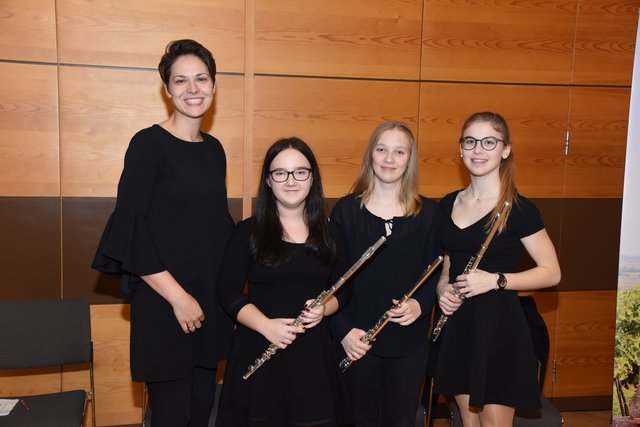 Querflöten-Ensemble der Musikschule Staatz und Umgebung: Leiterin Marlene Zahlner (Loosdorf), Michelle Böhm (Siebenhierten), Christin Gepperth (Staatz) und Theresa Lehner (Asparn/Zaya). | Foto: Werner Kraus