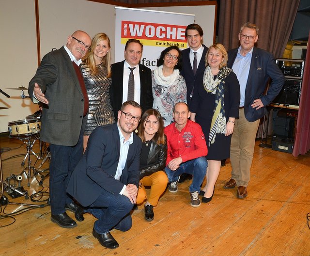 Bürgermeister Siegfried Ronacher (Dritter von links hinten) mit einem Teil der Künstler, Ehrengästen und den Initiatoren der WOCHE | Foto: Hans Jost