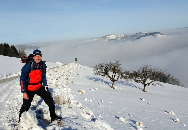 Knapp über der Nebelgrenze mit dem (Euratsfeldener) Hochkogel im Hintergrund