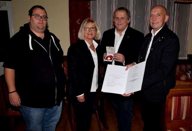 Bgm. Andreas Grandits (2. von rechts) mit den Rot-Kreuz-Vertretern Markus Zieserl, Friederike Pirringer und Leo Radakovits (von links). | Foto: Gemeinde Stinatz